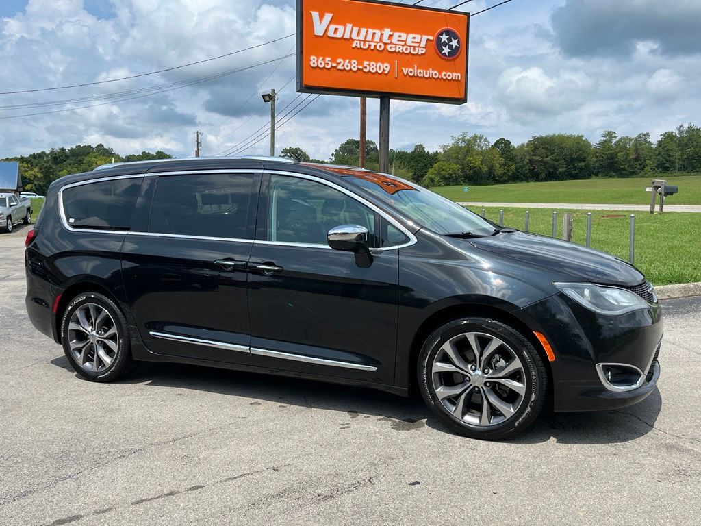 Brilliant Black Crystal Pearlcoat 2017 Chrysler Pacifica Minivan Front-Wheel Drive 9-Speed Automatic