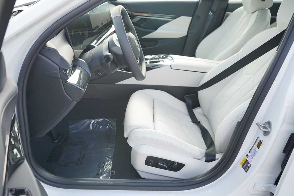 Thumbnail: 2026 BMW i5 - 11