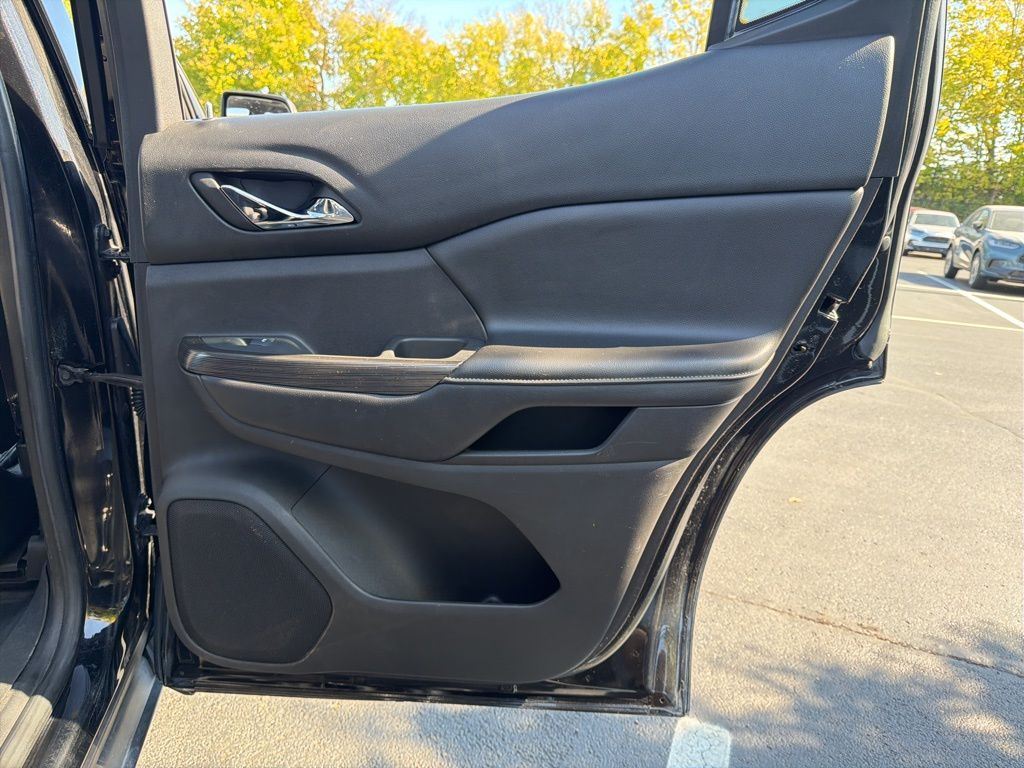 Thumbnail: 2017 GMC Acadia - 26