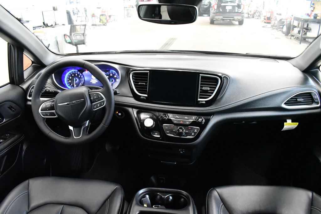 Used 2026 Black Chrysler Select image 28
