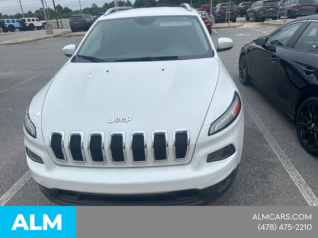 Used 2018 White Jeep Latitude image 3