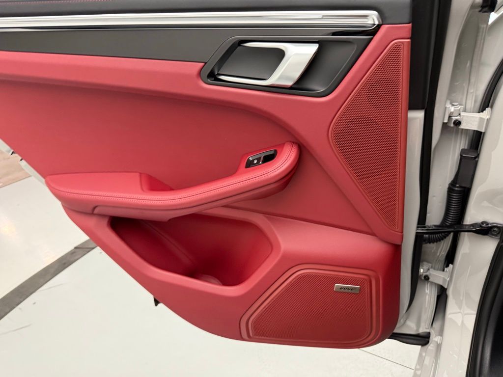 Thumbnail: 2026 Porsche Macan - 25