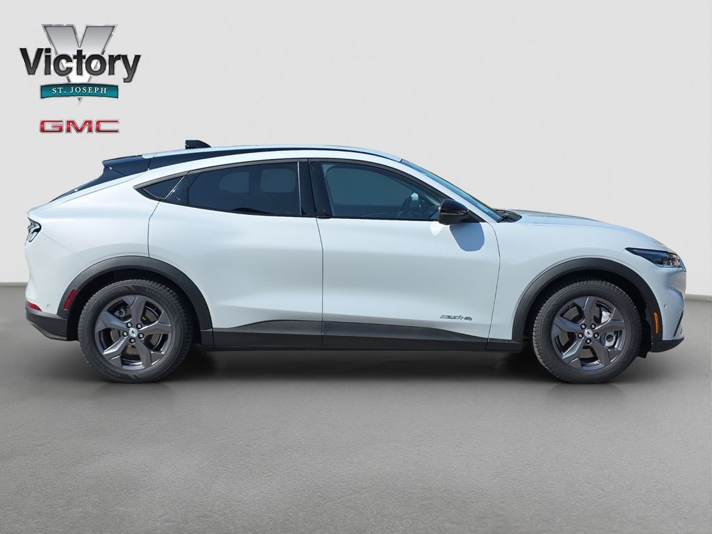 Used 2023 White Ford Select image 19