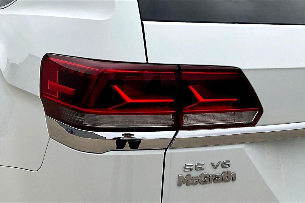 Used 2021 White Volkswagen 3.6L V6 SE w/Technology image 23