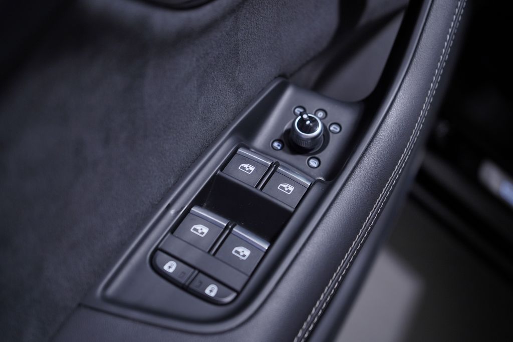 Thumbnail: 2023 Audi SQ7 - 18