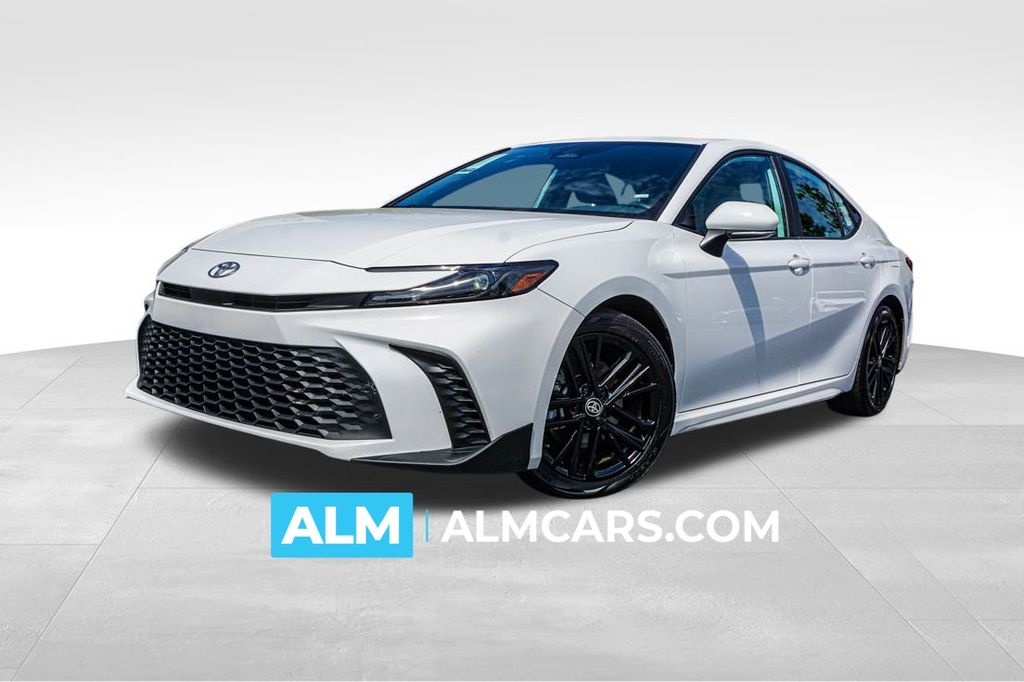 2025 Toyota Camry SE's photo