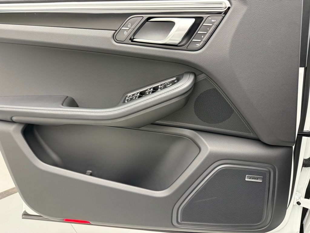 Thumbnail: 2026 Porsche Macan - 22