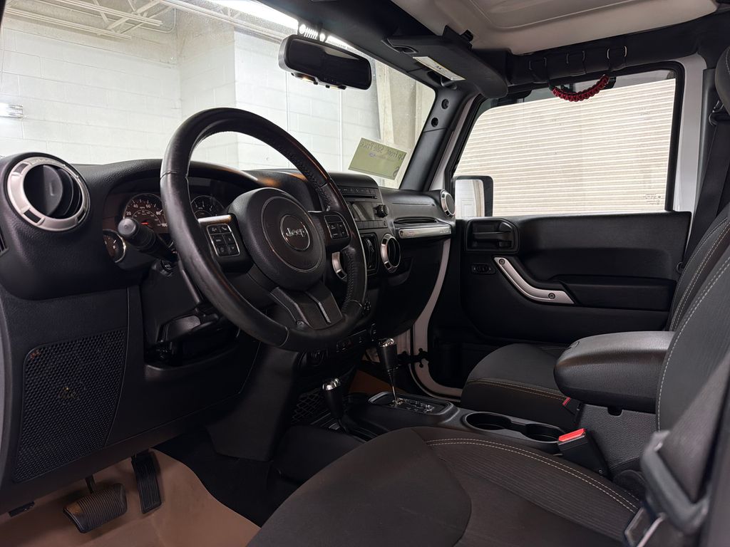Used 2018 White Jeep Unlimited Sahara image 6