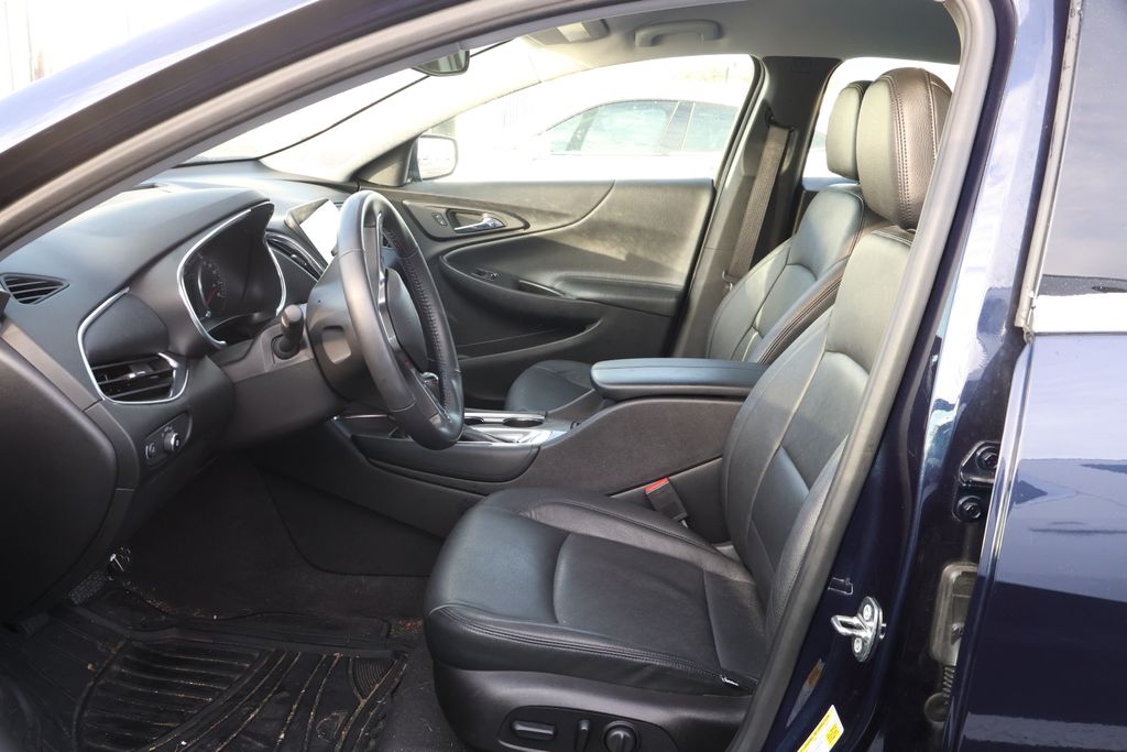 Thumbnail: 2017 Chevrolet Malibu - 12