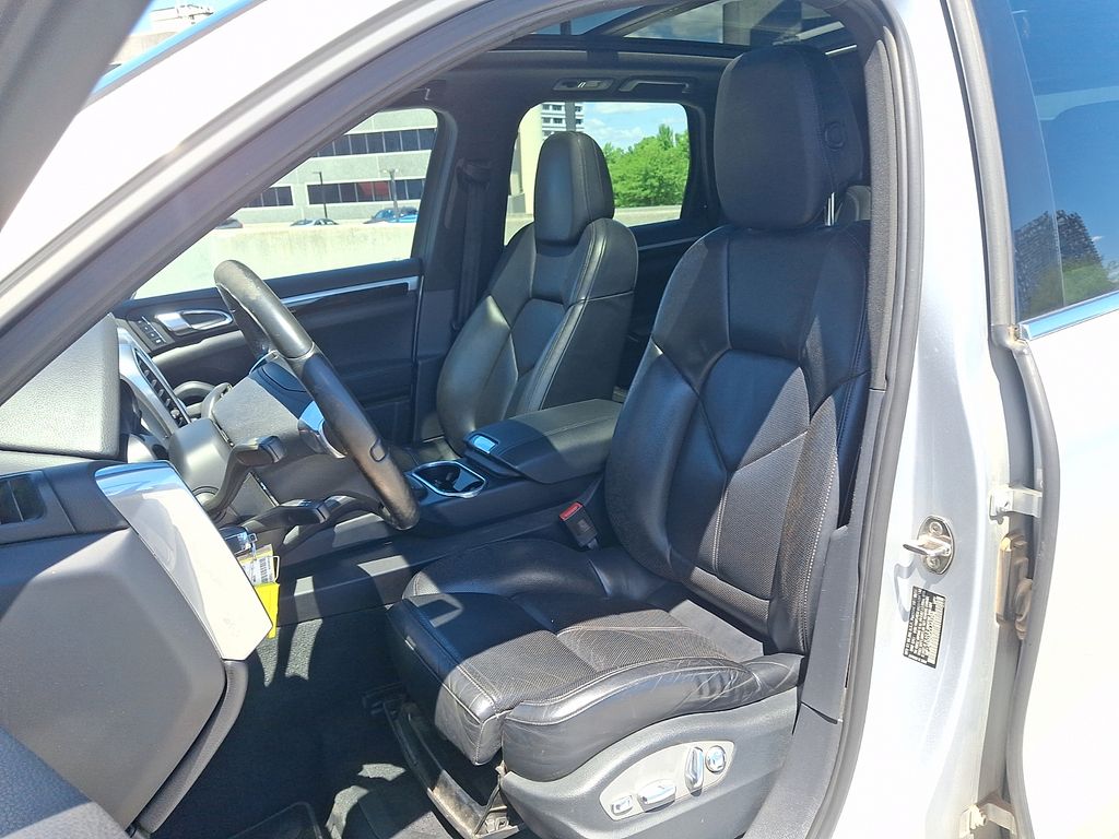 Thumbnail: 2012 Porsche Cayenne - 15