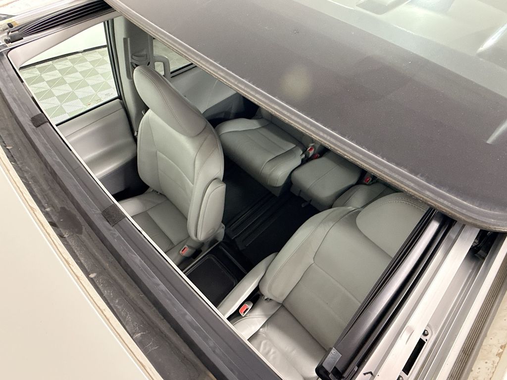 Thumbnail: 2017 Toyota Sienna - 22