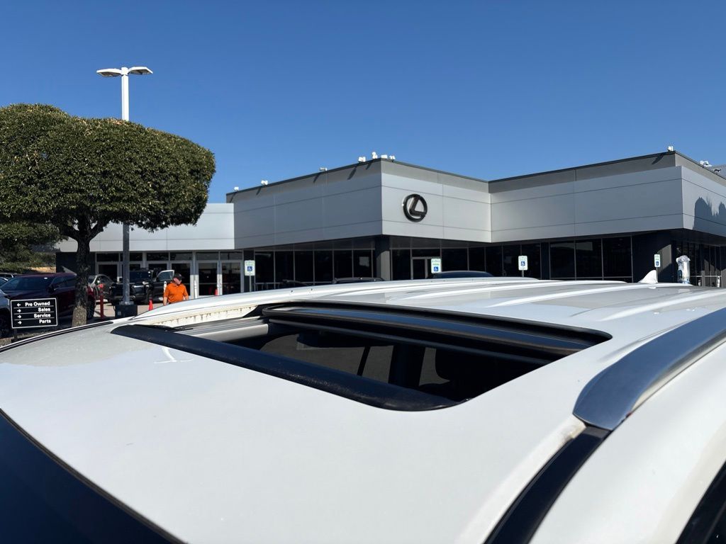Thumbnail: 2019 Lexus LX - 10