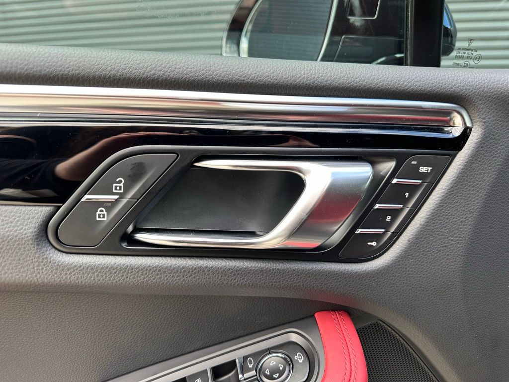 Thumbnail: 2026 Porsche Macan - 20