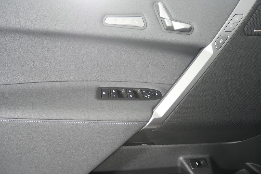 Thumbnail: 2026 BMW iX - 9