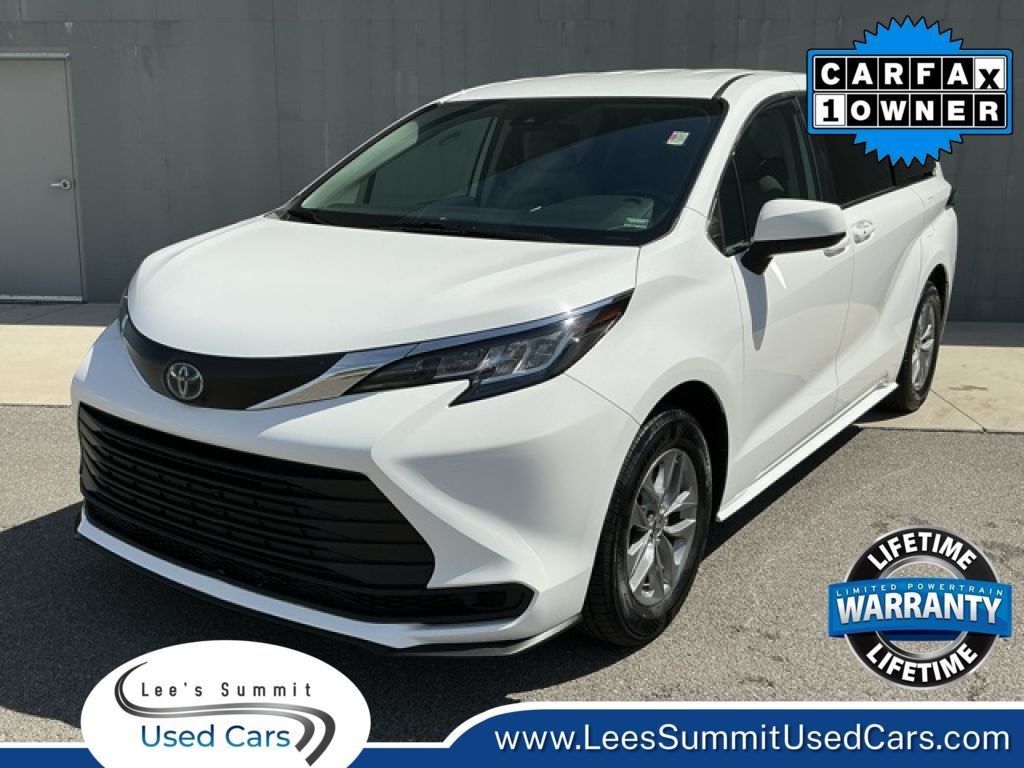 White 2022 Toyota Sienna LE 8-Passenger FWD Minivan Front-Wheel Drive Continuously Variable Transmission