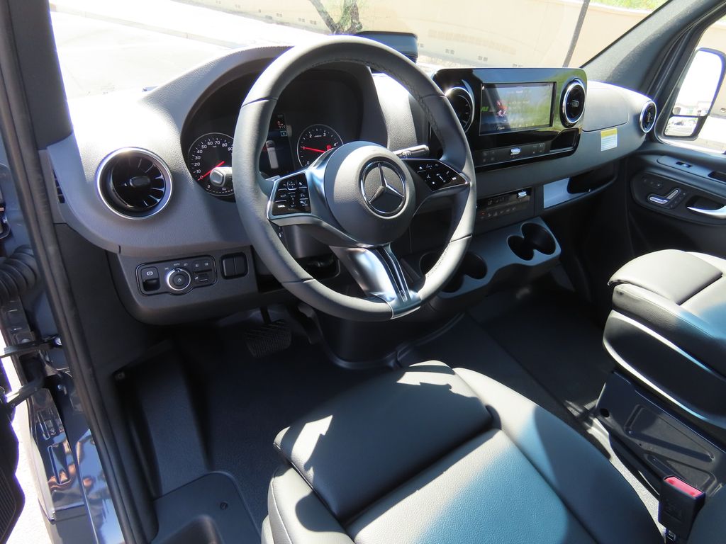 Thumbnail: 2025 Mercedes-Benz Sprinter - 11