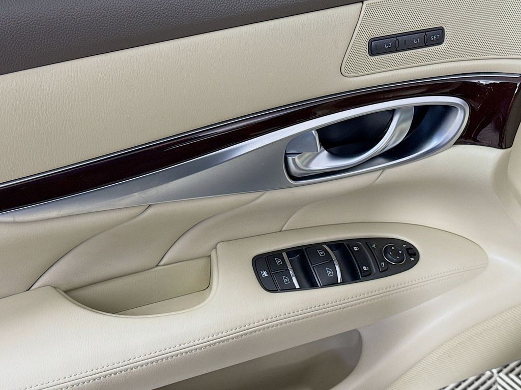 Thumbnail: 2019 INFINITI Q70 - 18