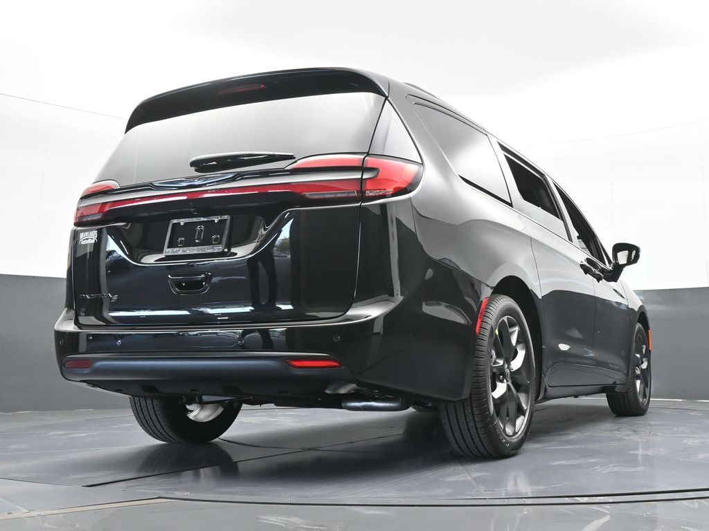 New 2026 Diamond Black Crystal Pearlcoat Chrysler Select image 59