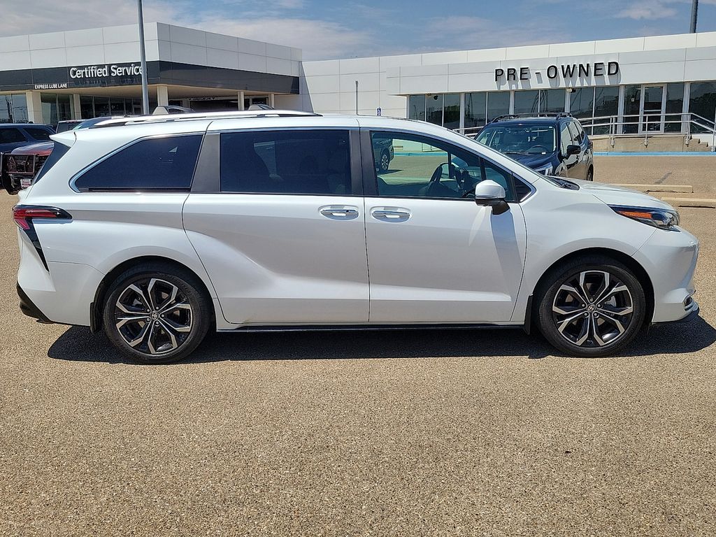2025 Toyota Sienna Platinum - 11