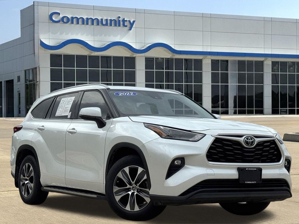 2022 Toyota Highlander XLE Beige at Bravo Nissan