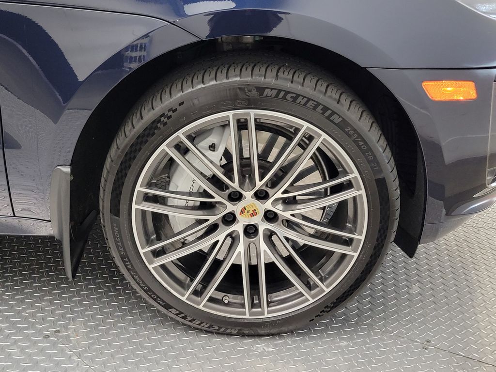 Thumbnail: 2021 Porsche Macan - 11