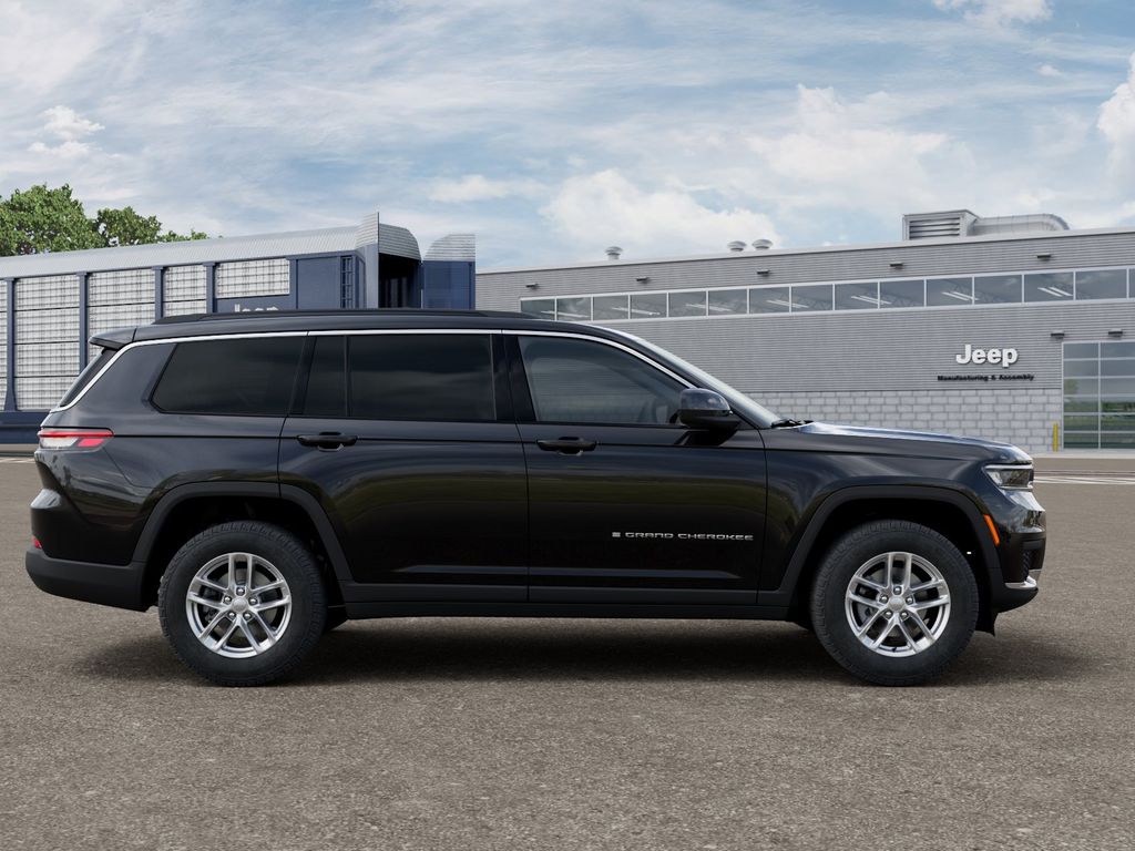 New 2026 Diamond Black Crystal Pearlcoat Jeep Laredo image 20