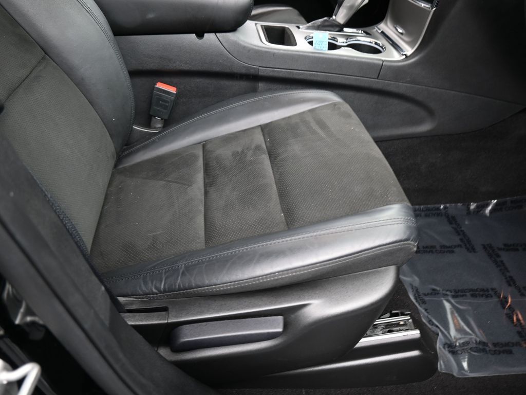 Used 2021 Diamond Black Crystal Pearlcoat Jeep Laredo X image 39