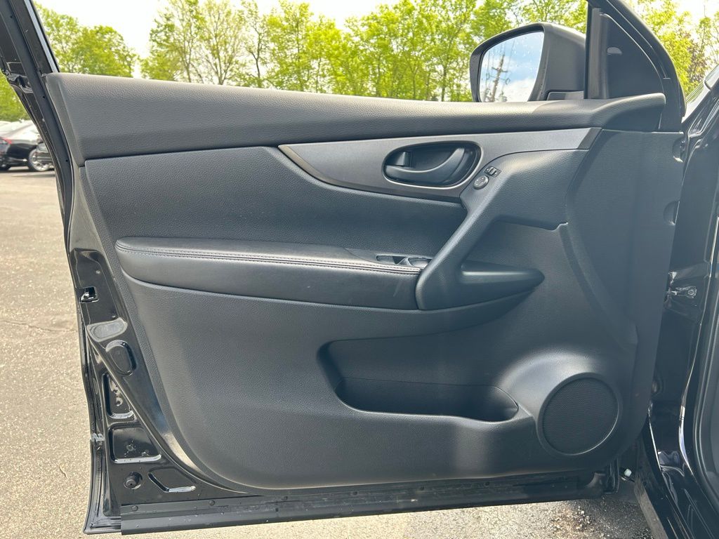 2022 Nissan Rogue Sport S 17