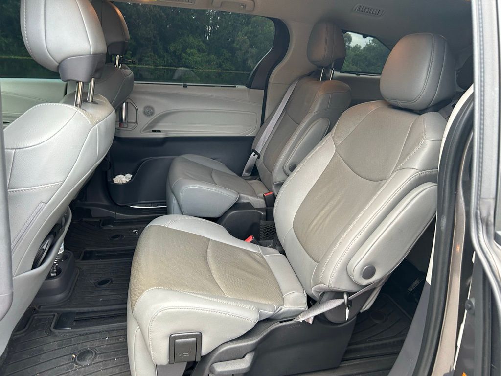 Thumbnail: 2022 Toyota Sienna - 13