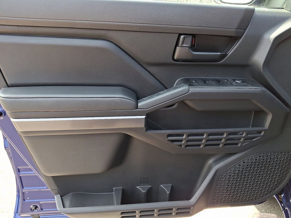 2025 Toyota Tacoma SR5 8