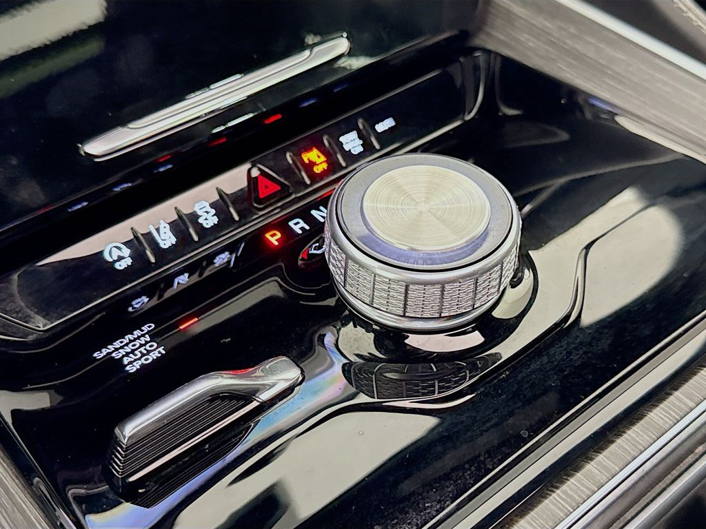 Thumbnail: 2023 Jeep Wagoneer - 17