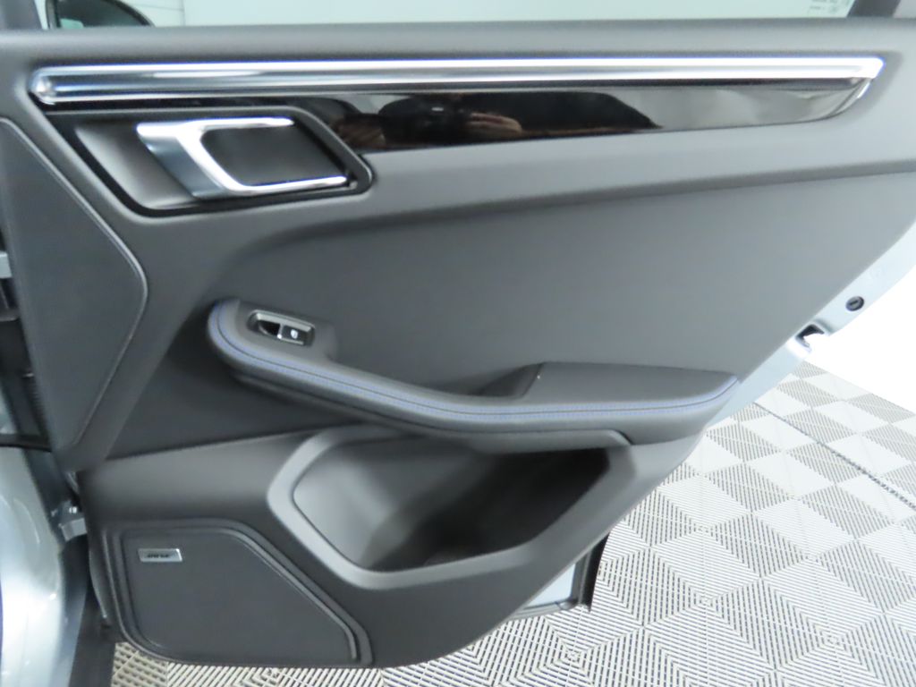 Thumbnail: 2025 Porsche Macan - 28