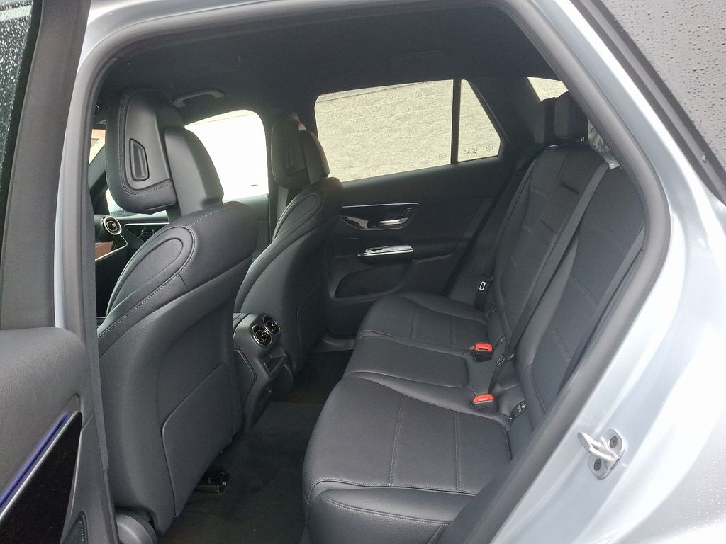 2025 Mercedes-Benz GLC 300 7