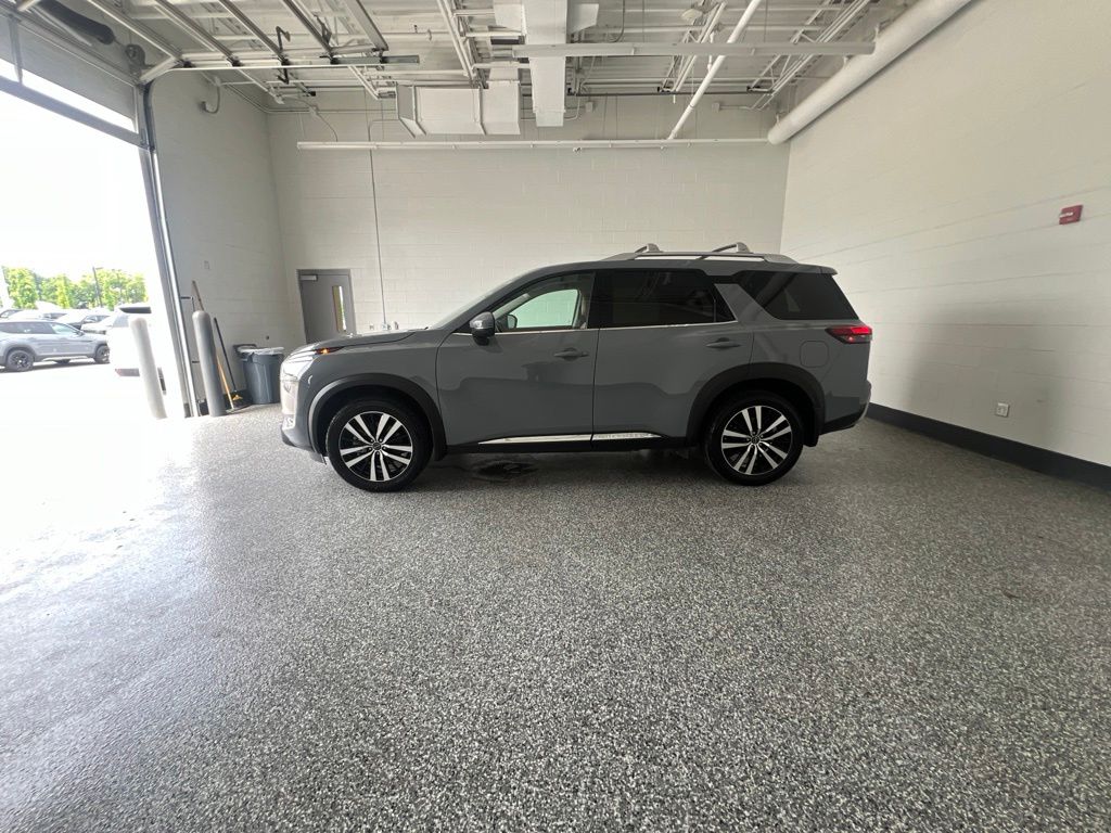 View vehicle photo 2