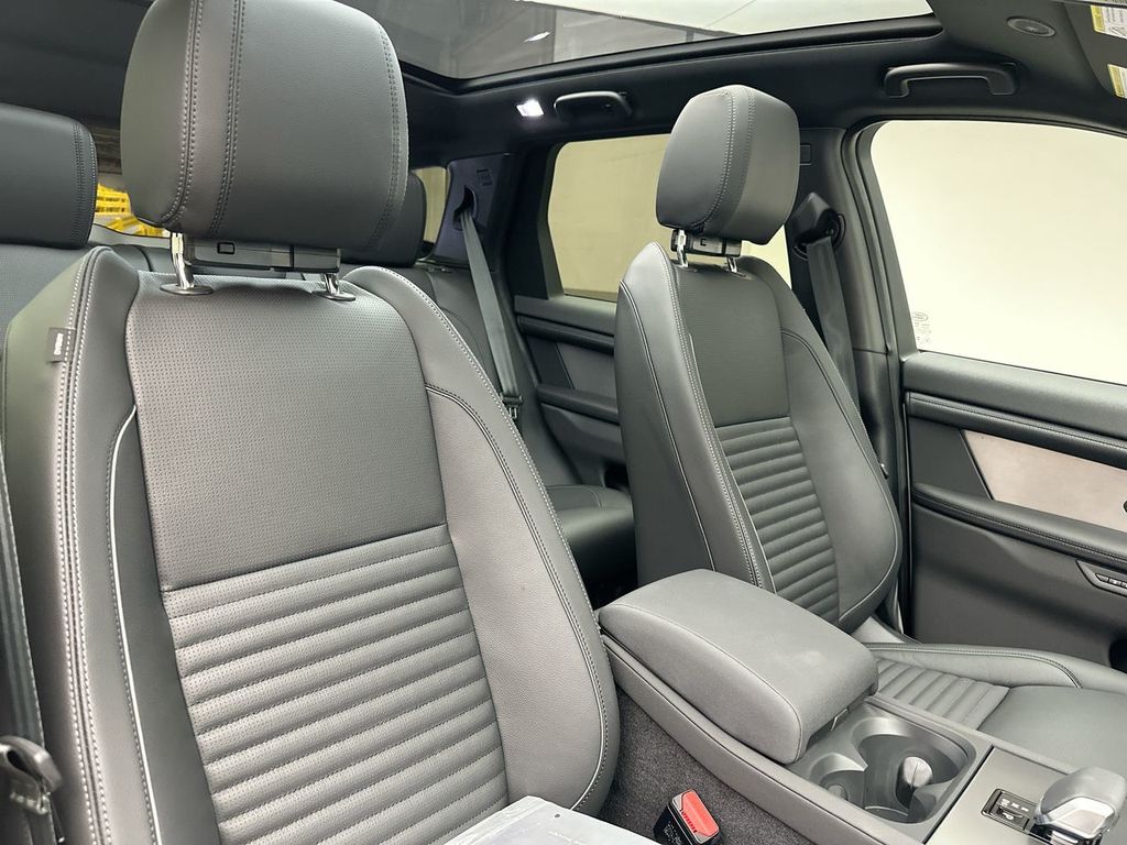 Thumbnail: 2025 Land Rover Discovery Sport - 4