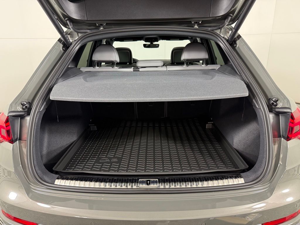 Thumbnail: 2025 Audi Q3 - 30