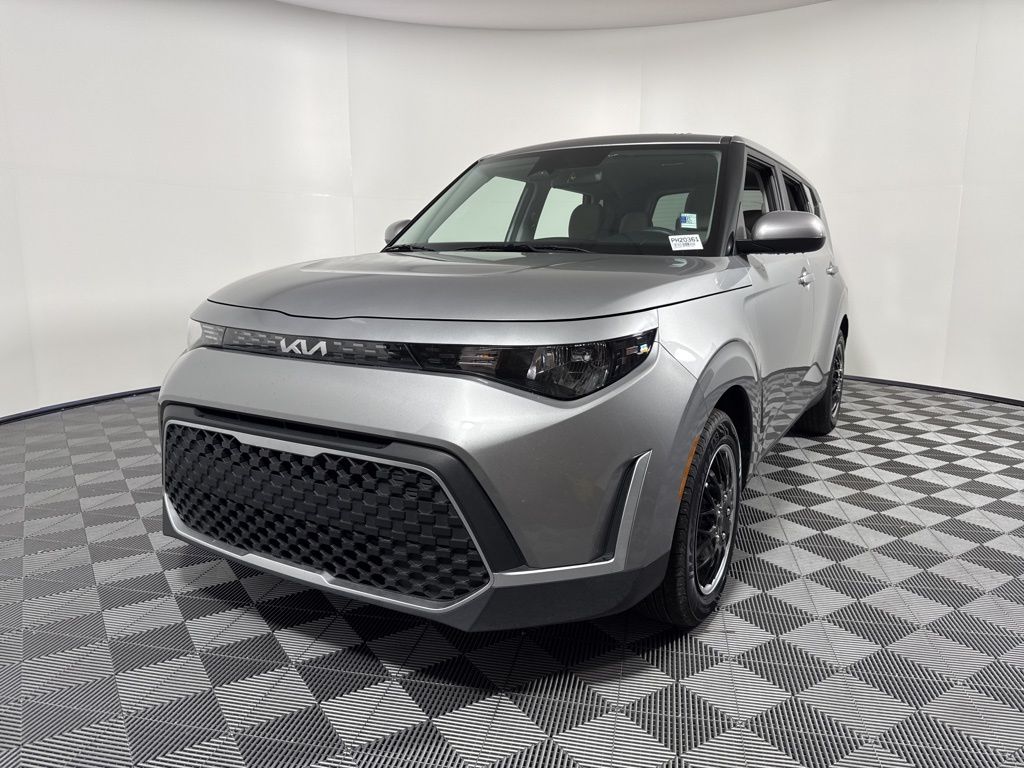 2023 Kia Soul LX's photo