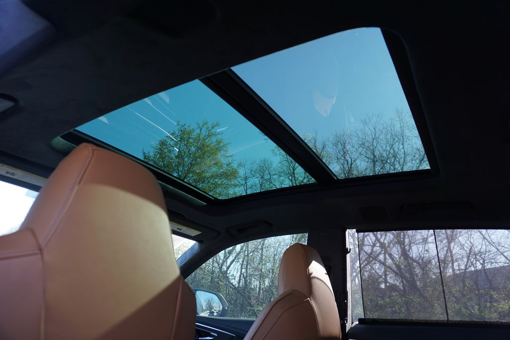 Thumbnail: 2025 Audi RS Q8 - 32