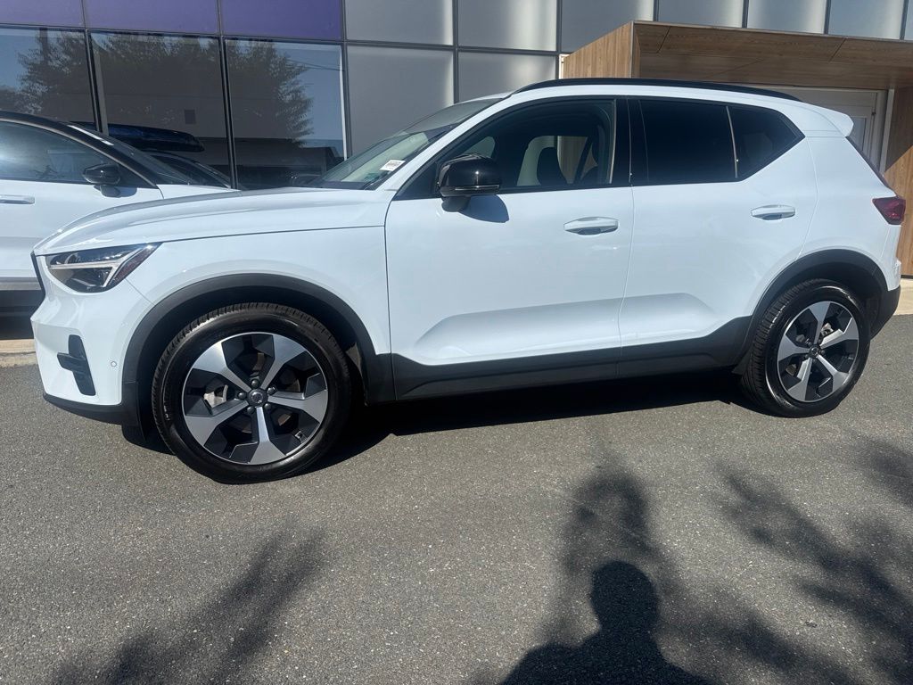 White (Cloud) 2026 Volvo XC40 SUV / Crossover All-Wheel Drive Automatic