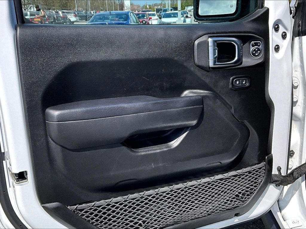 2023 Jeep Wrangler — photo 9
