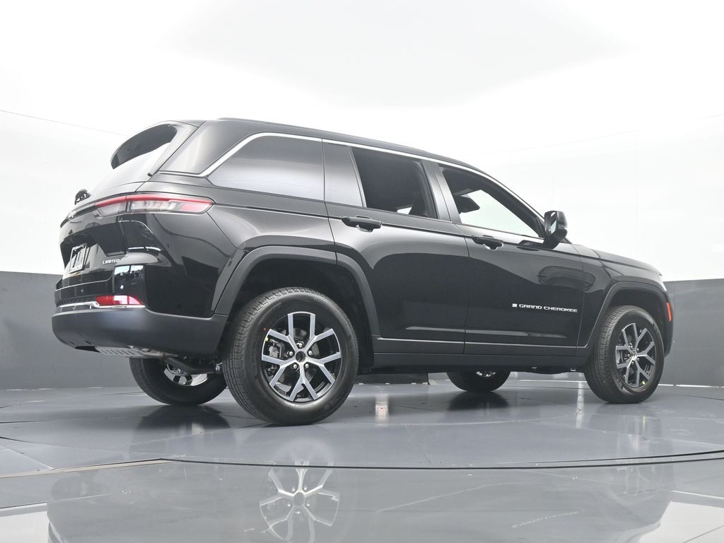 Used 2025 Diamond Black Crystal Pearlcoat Jeep Limited image 49