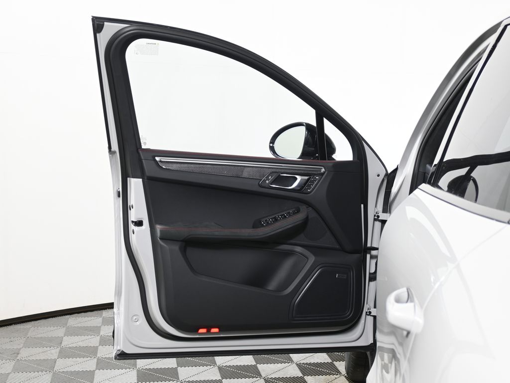 Thumbnail: 2026 Porsche Macan - 31