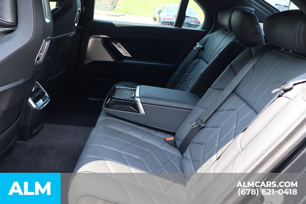 Used 2023 Black BMW xDrive60 image 18