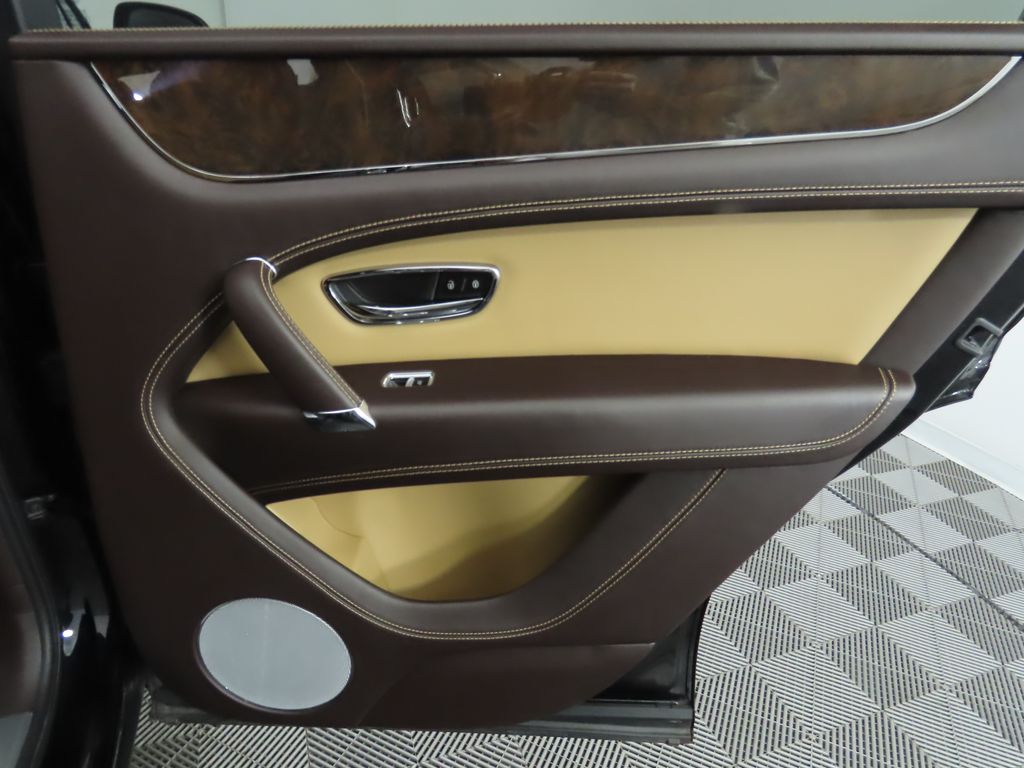 Thumbnail: 2019 Bentley Bentayga - 28