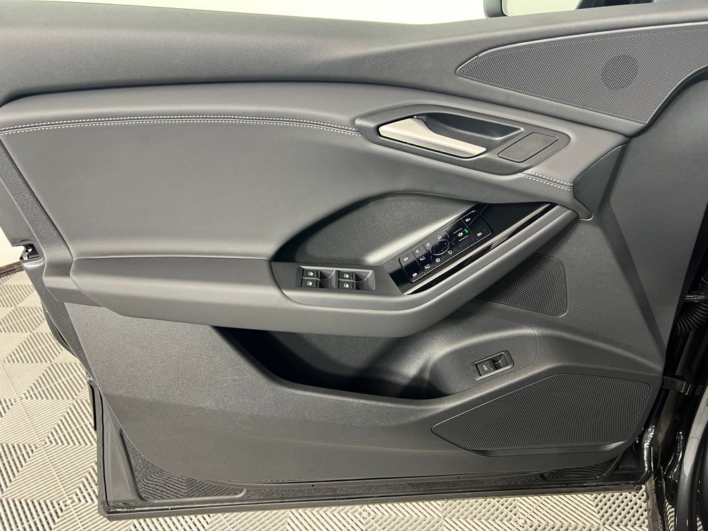 Thumbnail: 2025 Audi Q6 e-tron - 29