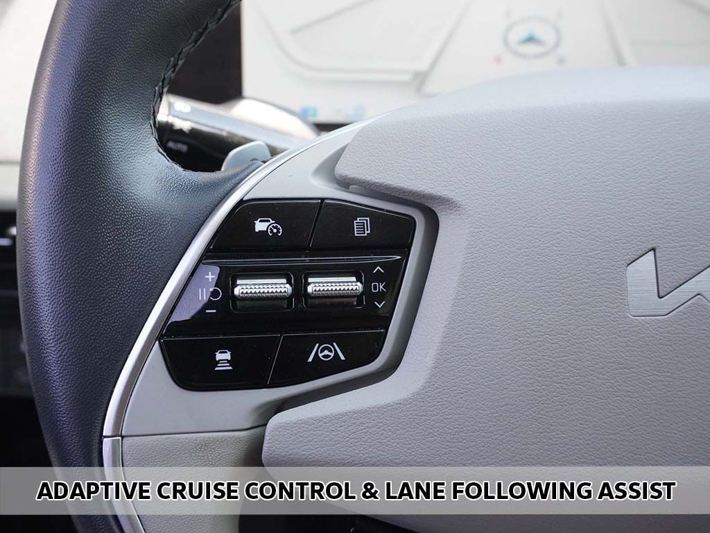 Used 2024 White Kia Wind image 4