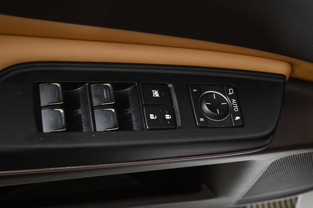 Thumbnail: 2021 Lexus ES - 30