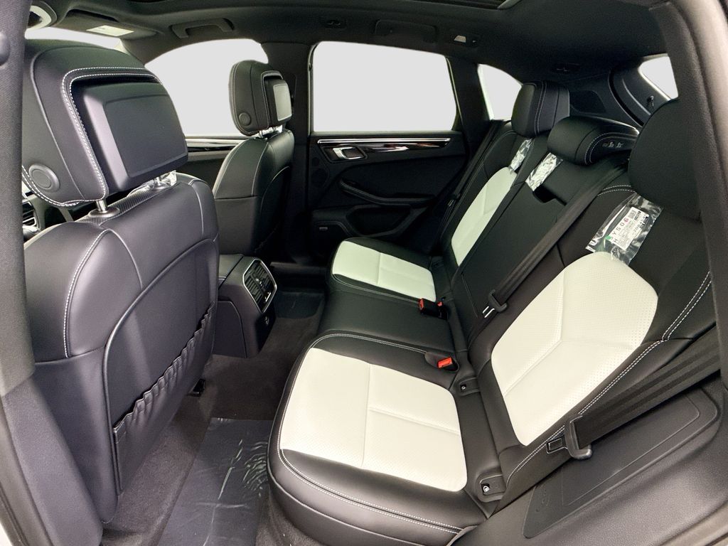 Thumbnail: 2026 Porsche Macan - 19