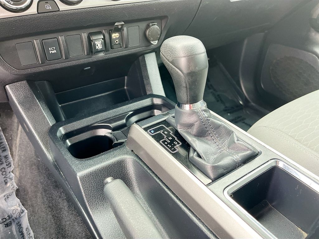 Used 2019 White Toyota SR5 image 16