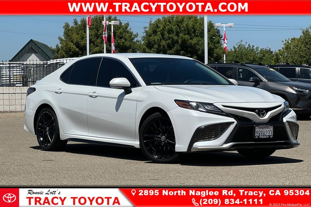 2021 Toyota Camry Pearl Sedán Tracción delantera 8 velocidades Automática